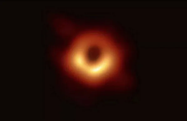 Zgodovinski prvi posnetek črne luknje so znanstveniki z vsega 
sveta objavili 10. aprila 2019. To je omogočila globalna mreža 
teleskopov v projektu Event Horizon Telescope, v katerem sodeluje več kot 200 znanstvenikov. Gre za črno luknjo v središču 
galaksije M87 okoli 55 milijonov svetlobnih let od Zemlje z 
velikostjo 6,5 milijarde mas Sonca.