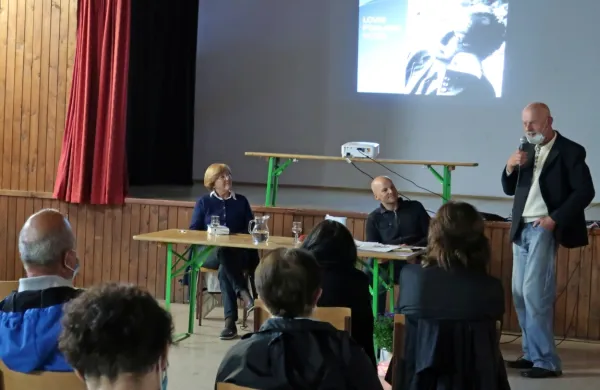 Predstavitev knjige Lovim pomladni veter so domačini pospremili 
s ponosom in veseljem. 