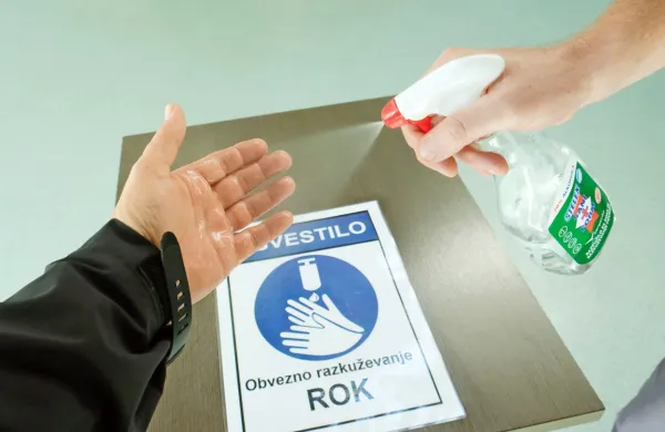 V blokih bodo od jutri dalje obvezni razkuževalniki.