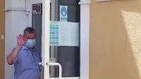 V Gimnaziji Koper (na fotografiji je njen ravnatelj Bruno Petrič) po 
dveh potrjenih okužbah s covidom-19 pouk poteka običajno, zgolj 
en oddelek je v karanteni in ima pouk na daljavo.