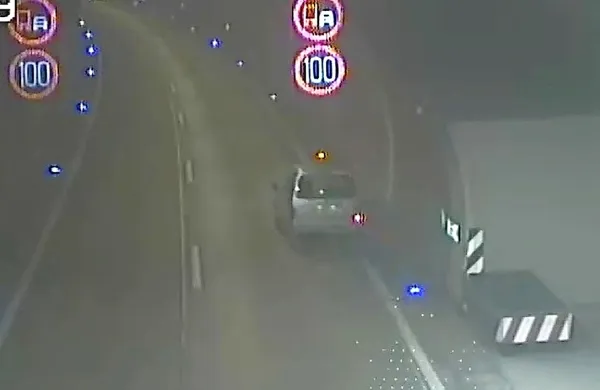Nekaj minut po četrti uri so operaterji včeraj popoldne poklicali 
policiste in jim povedali, da je voznik v predoru Kastelec v smeri 
proti Kopru skoraj trčil v odstavno nišo.