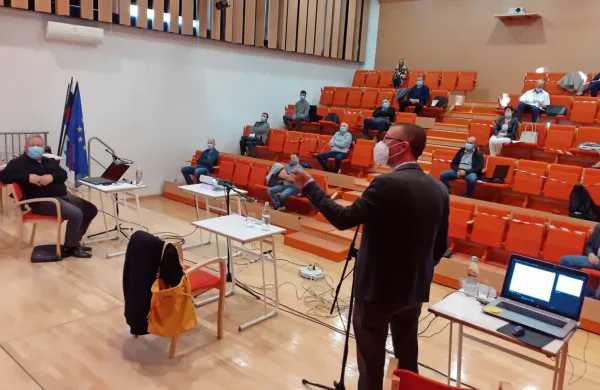   Meritve naj bi občini pomagale ugotoviti,  kako onesnažen zrak 
dihajo ljudje v bližini Salonita in kakšen vpliv ima na to tovarna. 