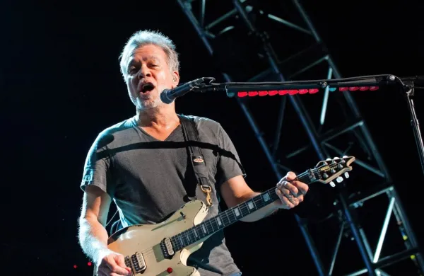 Eddie Van Halen je pri igranju kitare uporabljal številne nove in 
zahtevne tehnike, o katerih so drugi kitaristi tistega časa lahko 
samo sanjali.