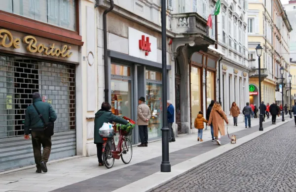V Italiji bodo od četrtka maske obvezne vedno in povsod, razen v 
domačem stanovanju.