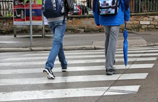 Kar 93 odstotkov pešcev med hojo po ali ob cesti ne nosi nobenih 
kresničk, odsevnih trakov ali drugih vidnih opozoril za voznike. 