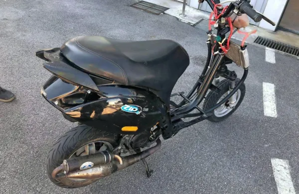Pred mesecem dni so 18-letnemu Srbu v Kopru zasegli “oskubljen” 
moped, ki je dosegel  hitrost 92 kilometrov na uro. 