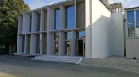Nov prizidek k šoli je prva od treh faz obnove šolskega kompleksa. V prihodnjih letih bo gradili  novo telovadnico in še nekaj učilnic.  