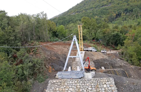 Brv, ki jo gradijo ob Soči, bo začela dobivati obrise.