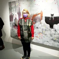 Solkanka dr. Kaja Širok, direktorica Muzeja novejše zgodovine, je 
sliko Tine Dobrajc nosila na obleki - in vzradostila avtorico (levo).