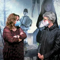 Bojni posvet  kolegic direktoric: Pavla Jarc iz Kulturnega doma 
Nova Gorica (levo) in Nina Ukmar iz Kosovelovega doma Sežana.  