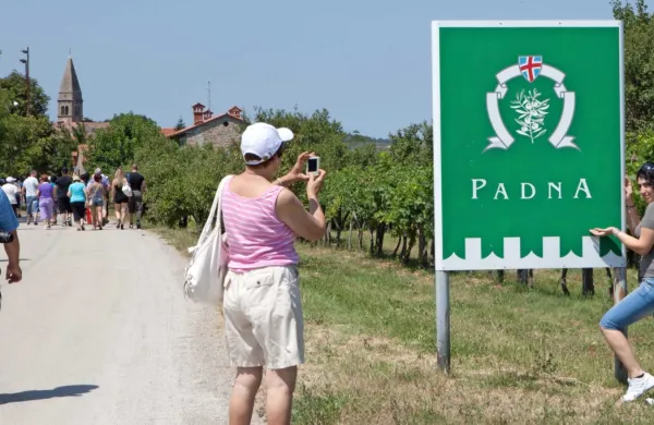 Padna vsako leto gosti več turistov, ki pa nimajo kje parkirati. 