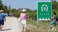 Padna vsako leto gosti več turistov, ki pa nimajo kje parkirati. 