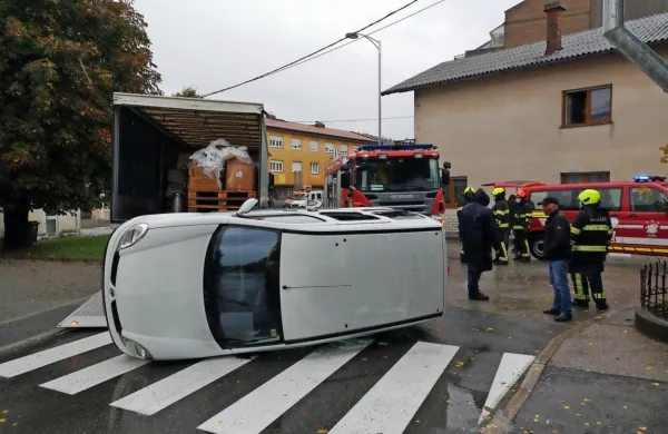 Nakladalna rampa tovornega vozila je zagrabila spodnji del avta, 
ki ga je nato prevrnilo na bok.