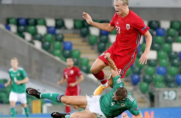 Erling Haaland (v ospredju v rdečem dresu) bo glavni norveški 
adut v obračunu s Srbijo.