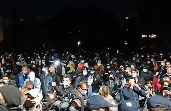 Napetosti na protestu v Ljubljani, protestniki ukrepanje proti njim označili za represijo
