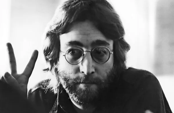 Na današnji dan bi John Lennon dopolnil  80. let,  8. decembra pa bo 
minilo 40 let od njegove smrti. 