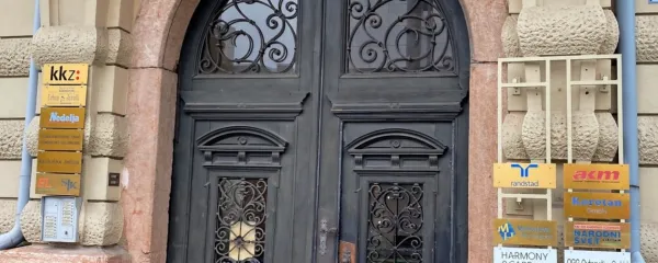 V Avstriji in Italiji mladi Slovenci več govorijo v slovenskem jeziku. Razlog je tudi več slovenskih ustanov. Na fotografiji je 
ena od slovenskih postojank v središču Celovca.