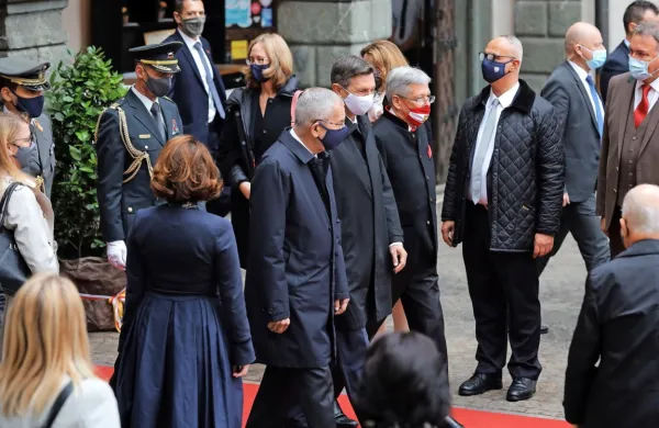 Slovenskega  predsednika Boruta Pahorja sta pred deželnim 
zborom zvezne dežele Koroške pozdravila avstrijski predsednik 
Alexander Van der Bellen in deželni glavar Koroške Peter Kaiser.