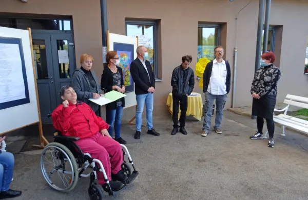    Ob dnevu duševnega zdravja so v Domu na Krasu postavili 
razstavo likovnih in literarnih del. Na ogled so na oknih doma. 