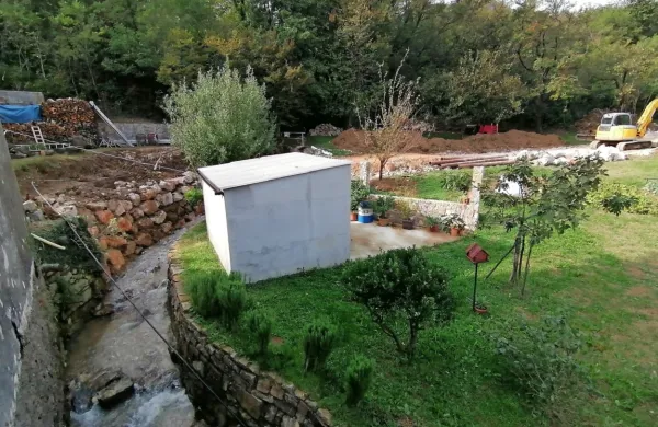 Kjer je hiša ogrožena, so se že v sredo lotili sanacije. Na drugem kraku potoka Jevšček bodo sanacijo začeli kasneje.