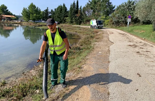 Delavci Okolja Piran so včeraj že začeli s čiščenjem v okolici 
Jernejevega kanala.