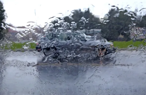 Obilno deževje je danes povzročilo nekaj težav, zalilo je več 
objektov. Zaradi razmočenega terena sta se sprožila tudi dva 
zemeljska plazova, eden od teh ogroža stanovanjsko hišo.