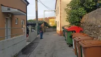 Zdravko Kocjančič se sprašuje, kdo bi se strinjal, da mu pred 
vhodna vrata in okna postavijo ekološki otok z osmimi zabojniki za 
smeti.