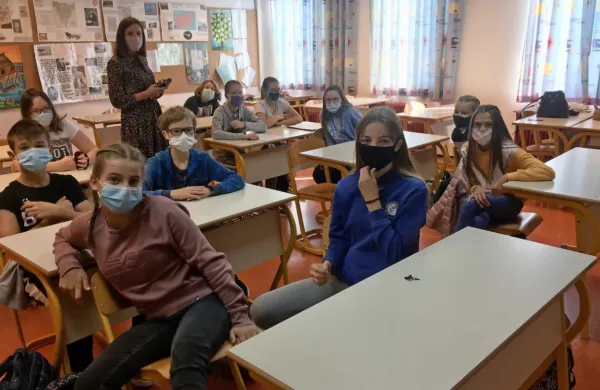 Učenci, ki obiskujejo izbirni predmet novinarstva na OŠ Elvire 
Vatovec v Pradah (foto: arhiv Nomed)