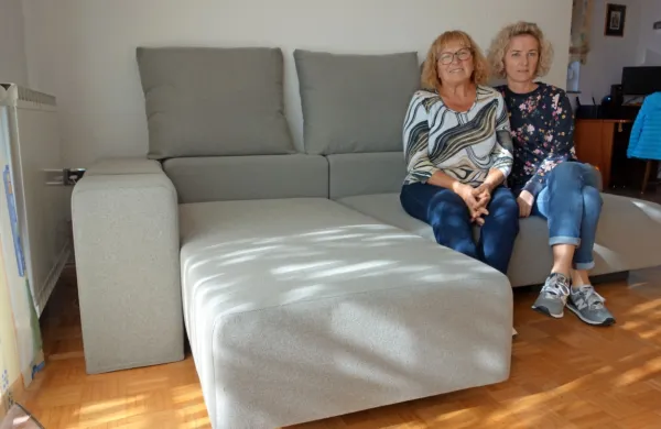 Naša nagrajenka Ljuba Janežič (levo) je sedežno garnituro brez 
obotavljanja podarila hčerki Tini Kodelja.