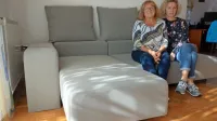 Naša nagrajenka Ljuba Janežič (levo) je sedežno garnituro brez 
obotavljanja podarila hčerki Tini Kodelja.