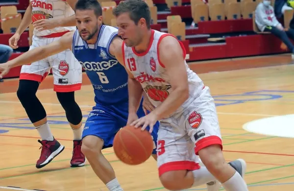 Aljaž Stopar (levo)  je bil najboljši pri domačih, Goričan Jan Močnik 
(v sredini, ob njem je Alen Mevla) pa je dosegel 31 točk in tudi 
odločil tekmo.