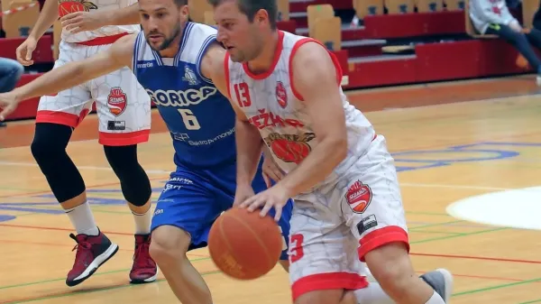 Aljaž Stopar (levo)  je bil najboljši pri domačih, Goričan Jan Močnik 
(v sredini, ob njem je Alen Mevla) pa je dosegel 31 točk in tudi 
odločil tekmo.
