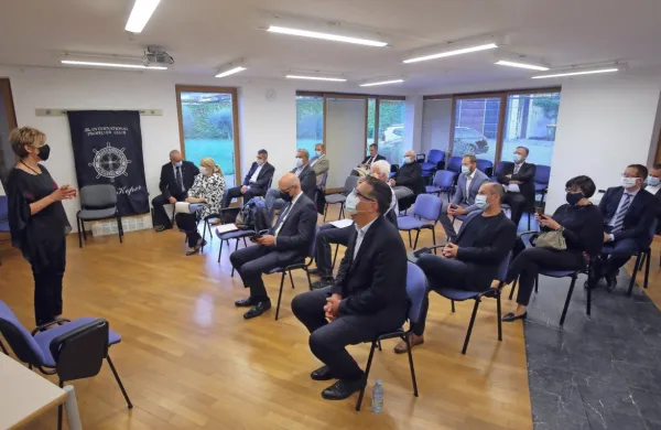 Člani kluba Propeller, ki povezuje pristaniško skupnost koprskega 
pristanišča, o pomenu Luke Koper in pristanišča za regijo 