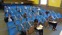 Sejo občinskega sveta so tokrat imeli v kulturnem domu v 
Hrpeljah in med udeleženci ohranjali predpisano razdaljo. 