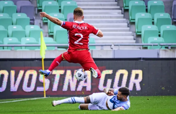 Petar Stojanović (v belem dresu) se jutri zaradi rumenih kartonov 
ne bo še enkrat zoperstavil Moldavcem.