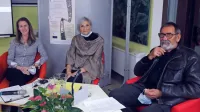 Erika Gregorič, Dorina Beržan in Remigio Grižonič (z leve) so obiskovalcem v izolski knjižnici pričarali 
zanimiv večer, posvečen poeziji, izolskemu dialektu in zgodovini   mesta.