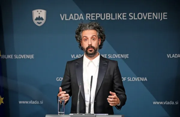 “Epidemiologi smo zdravniki in ne bomo opravljali vloge uradne 
osebe, ki ljudem odreja omejevanje gibanja,” je zapisal v. d. 
predstojnika Centra za nalezljive bolezni Mario Fafangel.