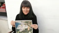 Mojca Ferle drži v rokah fotografijo Arga, ko je bil še poln 
industrijskih   hal, na mizi desno je  stavba, v kateri predlaga 
ureditev prostorov za mlade.