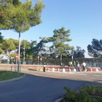 Redarji so kolesarjem zjutraj pojasnjevali, da za nekaj časa ne 
smejo nadaljevati pot po obalni cesti.