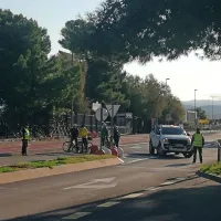 Redarji so kolesarjem zjutraj pojasnjevali, da za nekaj časa ne 
smejo nadaljevati pot po obalni cesti.