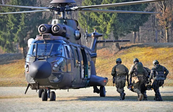 Po nočnem urjenju je posadko vojaškega helikopterja (fotografija 
je simbolična)  včeraj do jutra v Ilirski Bistrici zadržala megla. 