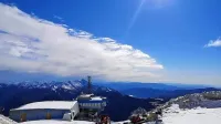 Po uspešnem poletju, ki ga korona virus   ni zamajal,  so na Kaninu 
dočakali 70 centimetrov snega, a sezone še ne bodo začeli. 