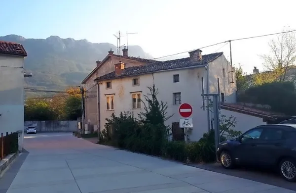 Hi&scaron;o bodo podrli in naredili parkiri&scaron;če