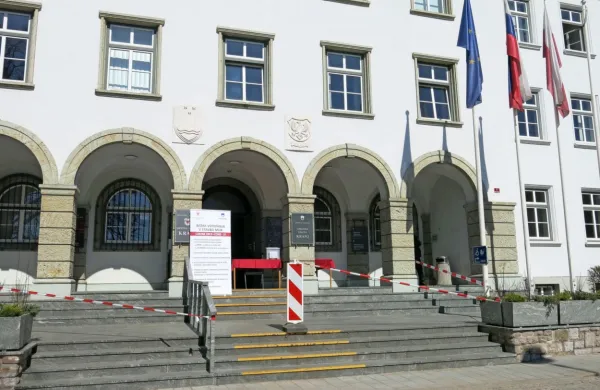 Mestna občina Kranj je vladi in državnemu zboru poslala pobudo 
za spremembo zakonodaje, ki bi omejila priseljevanje oseb iz 
tretjih držav in s tem povezane zlorabe pri prijavah bivališča ter 
pridobivanju socialnih transferjev.