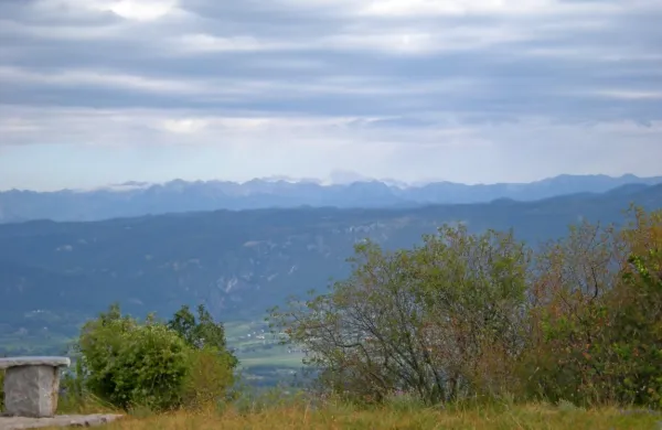 S Trstelja sega pogled čez Vipavsko dolino na Alpe.