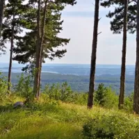 Z roba Fajtega hriba vidimo morje pred Tržičem (Monfalcone) in 
izlivom Soče.