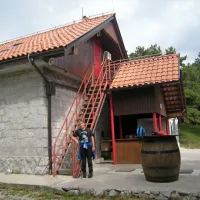 Stjenkova koča na Trstelju je  odprta ob sobotah in nedeljah. 