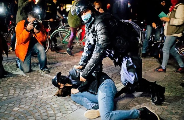 Na protivladnem protestu, ki je potekal minuli petek, zdravstvena 
inšpekcija ni izdala nobene globe, saj nadzor zaradi številnih 
kršitev javnega reda in miru ni bil mogoč.