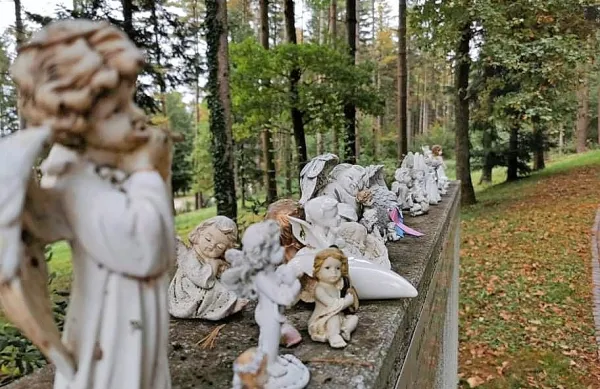 V društvu Solzice si prizadevajo, da so tudi pokopi tako majhnih 
otrok spoštljivi in sočutni.