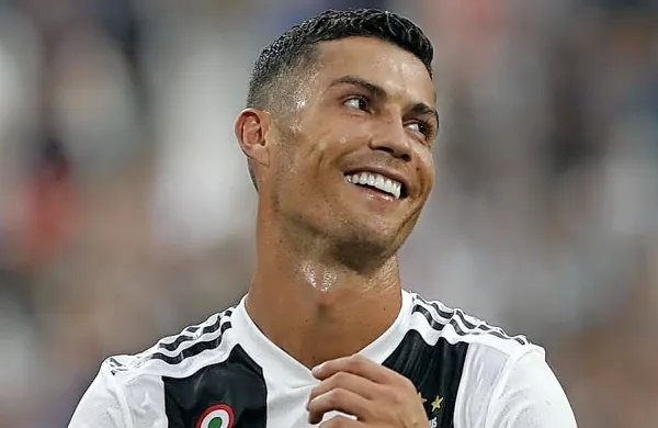 Zvezdnik portugalske nogometne reprezentance Cristiano Ronaldo se je kljub pozitivnemu testu na novi koronavirus na 
reprezentančni akciji vrnil v Italijo, kjer bo do konca opravil 
karanteno.
